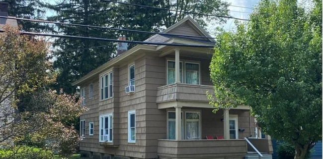 272 Syracuse Ave, Unit Upstairs in Oswego, NY - Building Photo - Building Photo