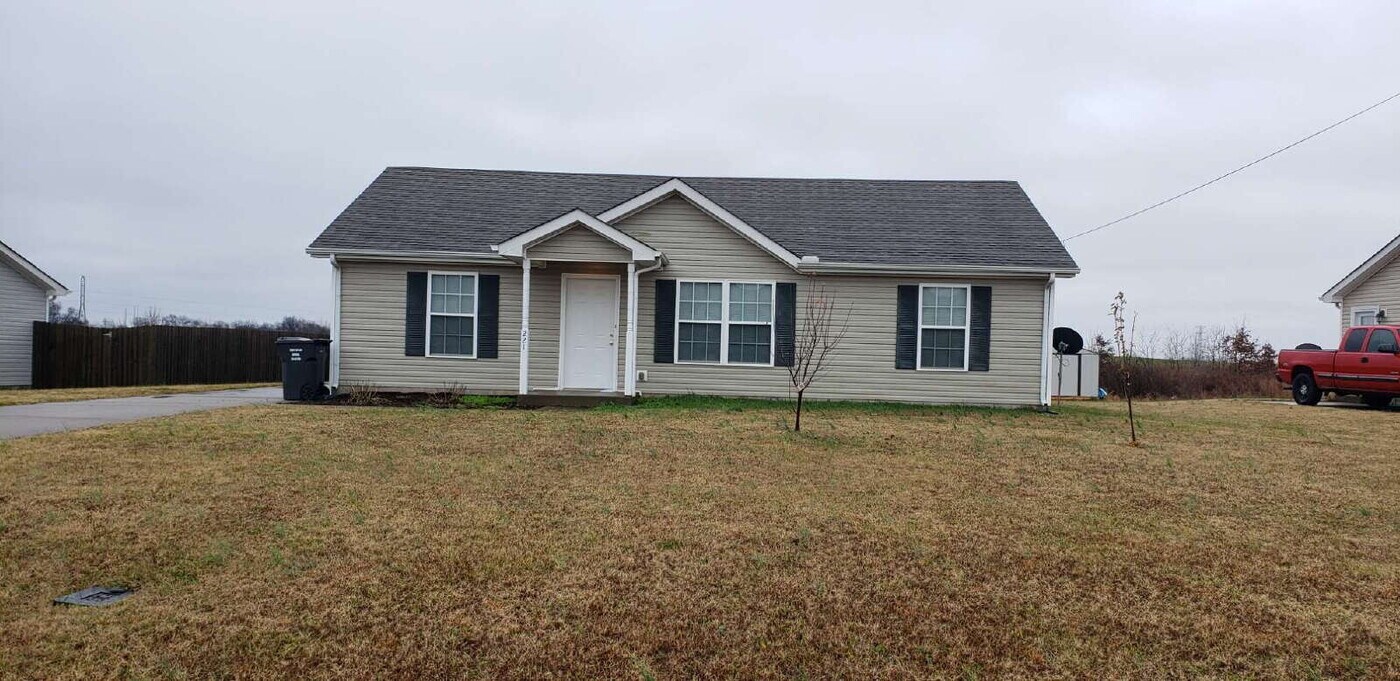 221 Bob White Trail in Oak Grove, KY - Building Photo