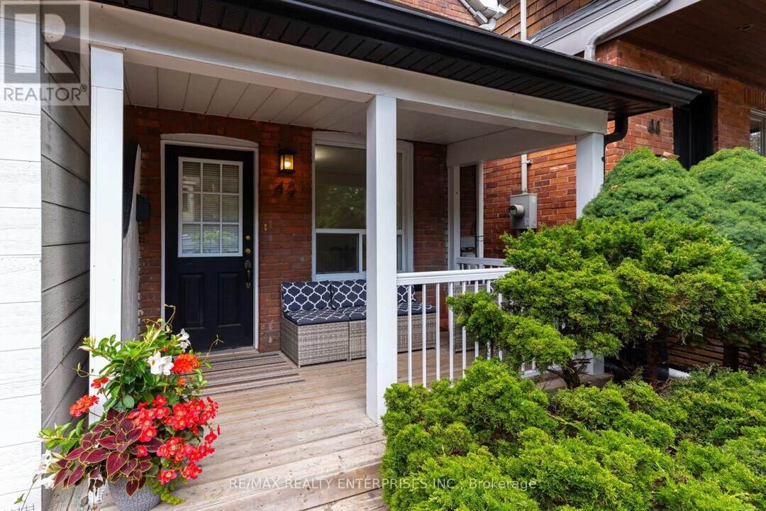 42 Roslin Ave in Toronto, ON - Building Photo