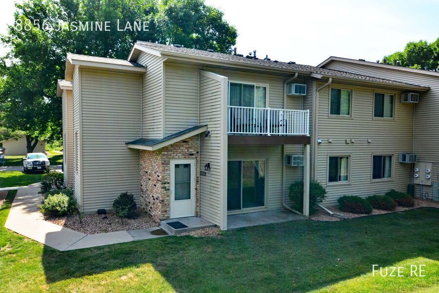 8856 Jasmine Ln in Eden Prairie, MN - Foto de edificio