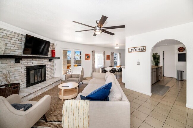 6729 E Sharon Dr in Scottsdale, AZ - Building Photo - Building Photo