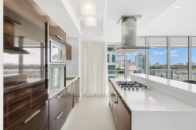 3737 Collins Ave in Miami Beach, FL - Building Photo - Building Photo