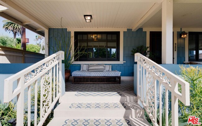 980 Manzanita St in Los Angeles, CA - Building Photo - Building Photo