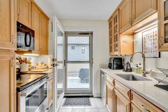 626 Washington St, Unit Apt 1 in Brookline, MA - Foto de edificio - Building Photo