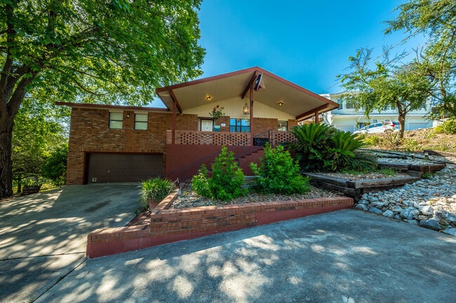 1267 E Common St in New Braunfels, TX - Building Photo - Building Photo