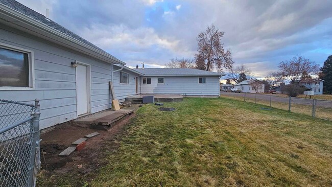 506 3rd Ave SE in Ronan, MT - Building Photo - Building Photo