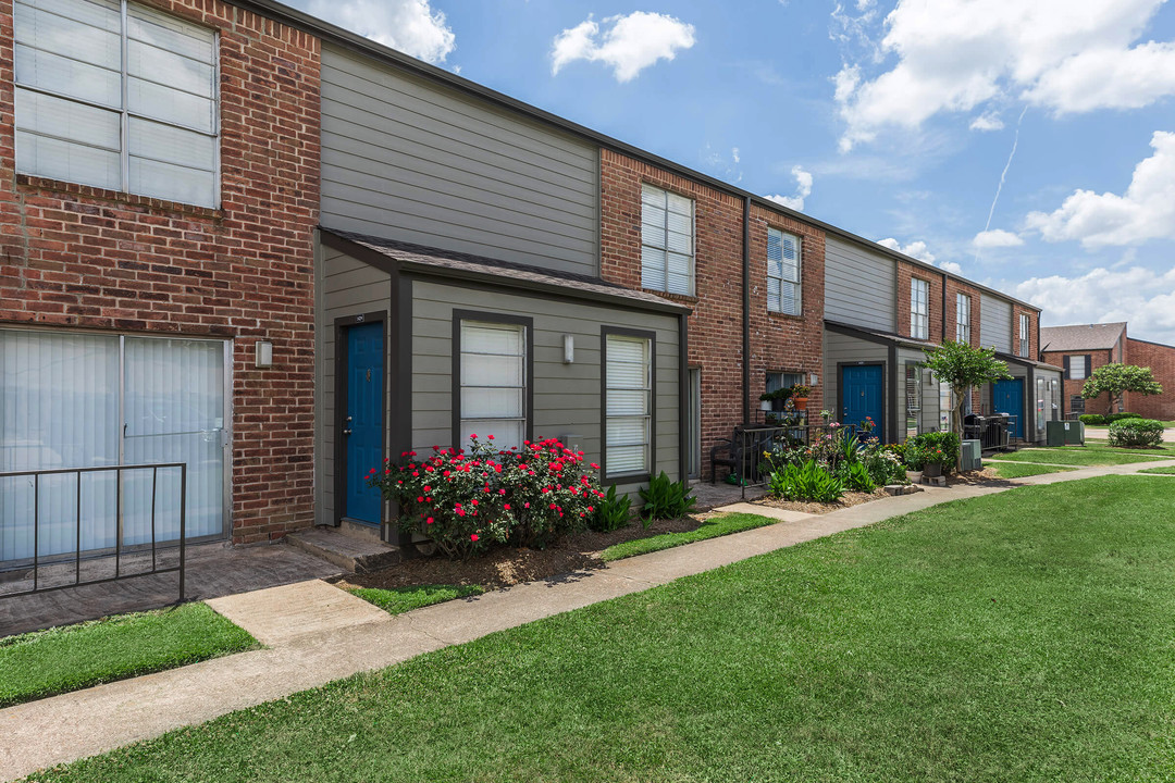 Willow Bend Apartments in Houston, TX - Building Photo