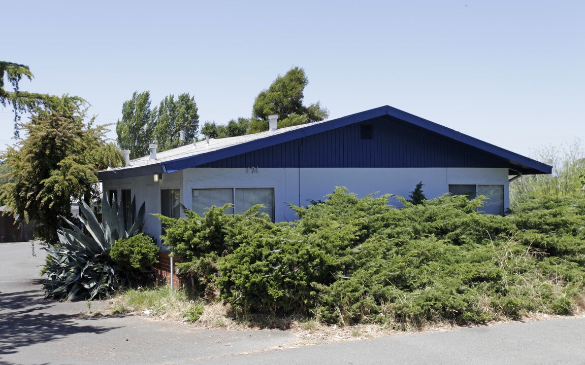 121 Lincoln Rd W in Vallejo, CA - Building Photo