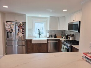 56 Pilgrim Rd in Watertown, MA - Foto de edificio - Building Photo