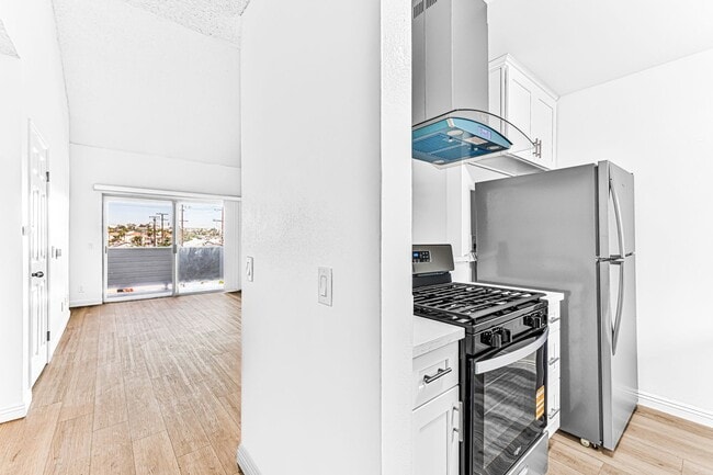 1070 Loma Ave, Unit #306