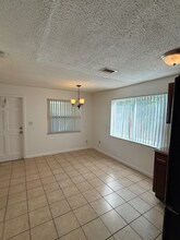 5972 NW 19th St, Unit 4 in Lauderhill, FL - Foto de edificio - Building Photo