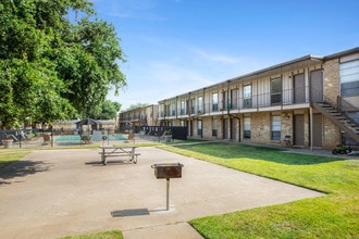 Bear Creek Apartments in Euless, TX - Foto de edificio - Building Photo