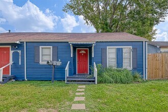 1101 Elm St in Deer Park, TX - Building Photo - Building Photo