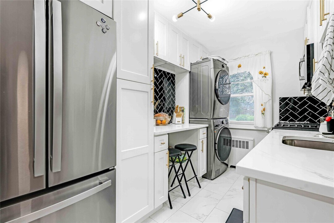 131-23 234th St in Queens, NY - Building Photo