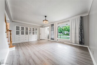 24111 Edgehill Dr in Beachwood, OH - Building Photo - Building Photo