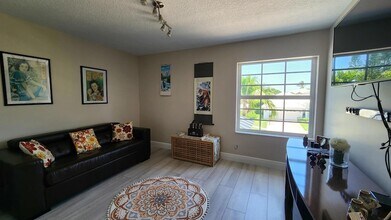 1851 Corsica Dr in Wellington, FL - Foto de edificio - Building Photo