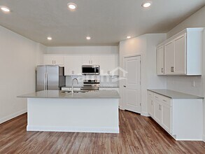 7401 S Copper Rim Dr in West Jordan, UT - Foto de edificio - Building Photo