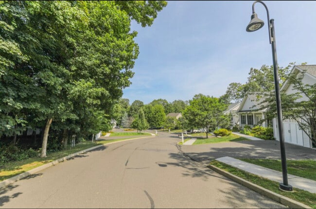2 Blackstone Ct in Danbury, CT - Building Photo - Building Photo