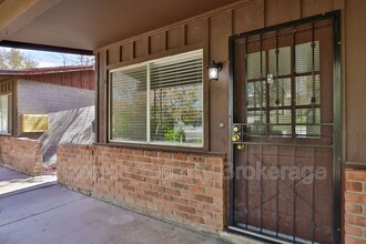 2323 S College Ave in Tempe, AZ - Foto de edificio - Building Photo