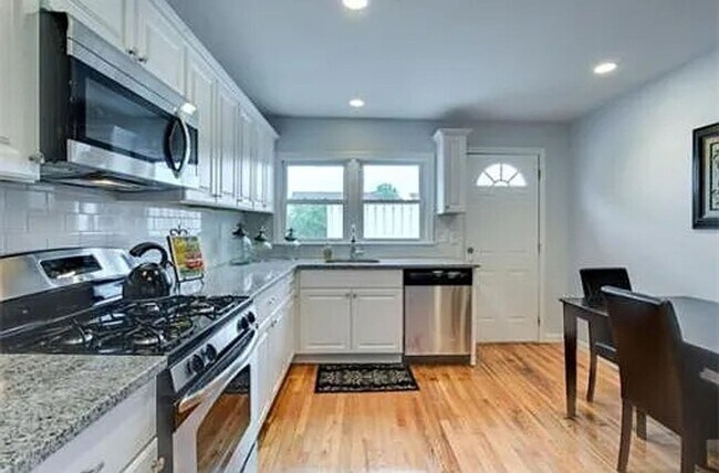 31 Franklin Ave in Somerville, MA - Foto de edificio - Building Photo