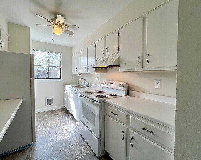 507 Vista on the Lake in Carmel, NY - Building Photo - Building Photo