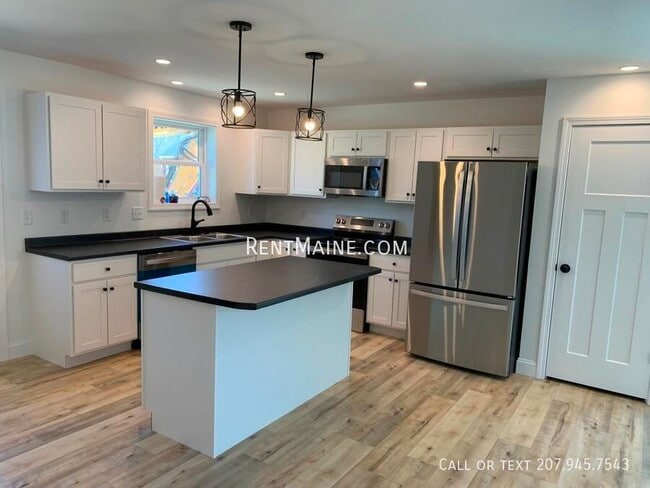 66 Wildwood Dr in Bangor, ME - Foto de edificio - Building Photo