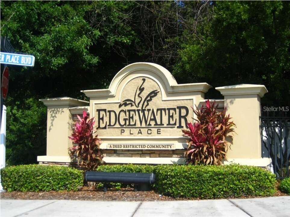 8013 Sutton Terrace Ln in Tampa, FL - Building Photo