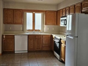 229 Lake Ave in Lyndhurst, NJ - Building Photo - Building Photo