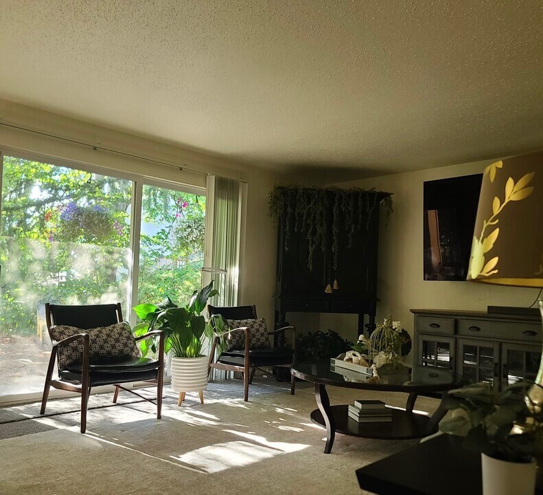 White House Apartments in Kent, WA - Building Photo