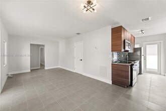 3500 SW 25th St in Miami, FL - Building Photo - Building Photo