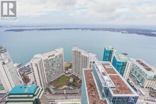 88 Harbour St in Toronto, ON - Building Photo