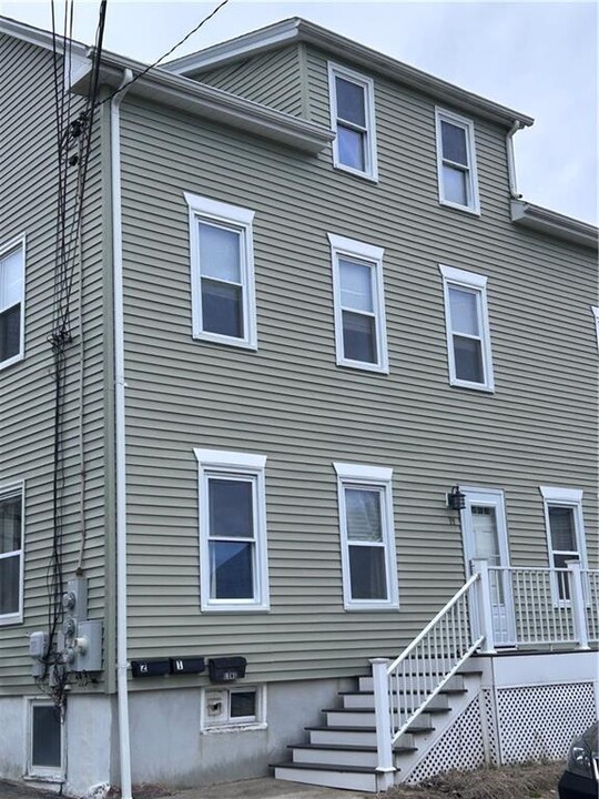 19 Catherine St in Bristol, RI - Building Photo