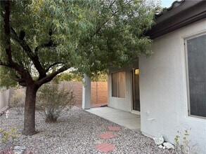 101 Emerald Dunes Cir in Henderson, NV - Building Photo - Building Photo