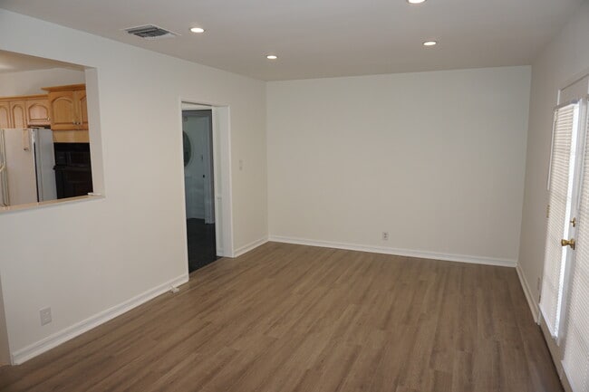 7633 Enfield Ave in Reseda, CA - Building Photo - Building Photo