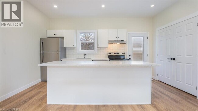 57 Winniett St in Brantford, ON - Building Photo - Building Photo