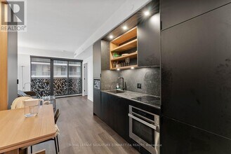 55 Charles St E in Toronto, ON - Building Photo - Building Photo