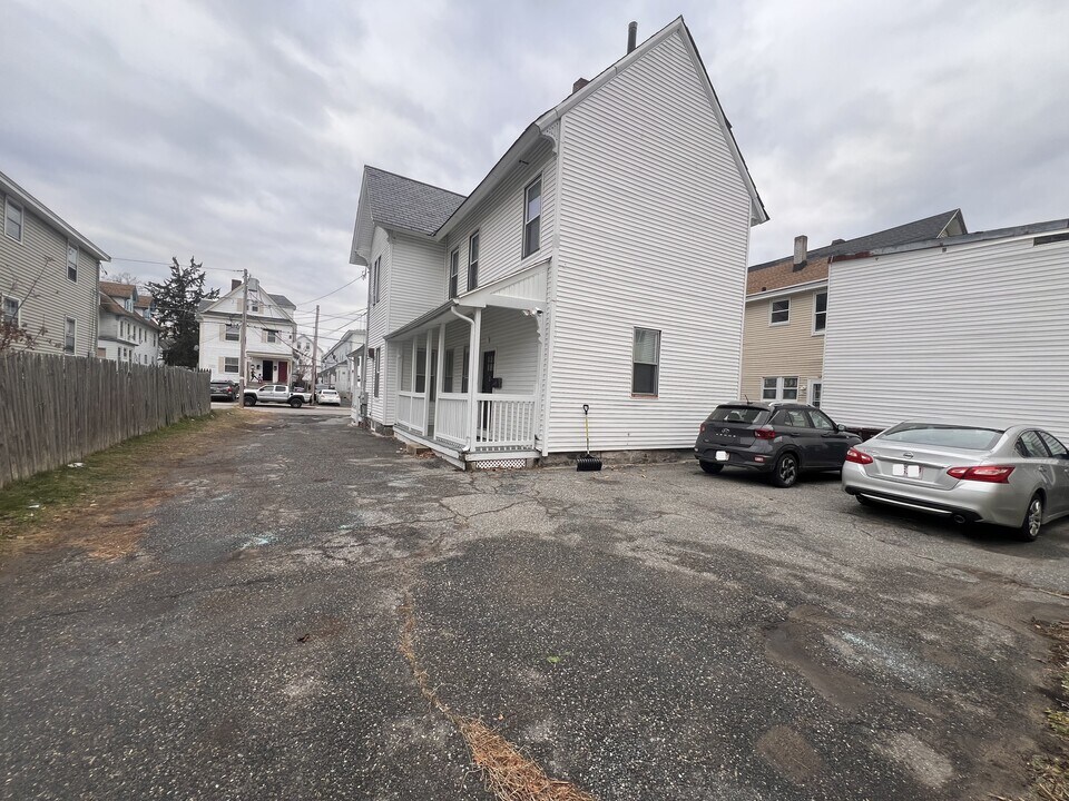 348 Walker St in Lowell, MA - Building Photo