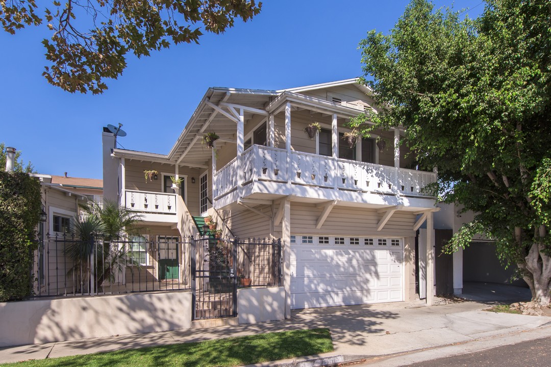 900 N Gardner St in Los Angeles, CA - Foto de edificio