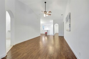 1355 Mariposa Cir in Naples, FL - Building Photo