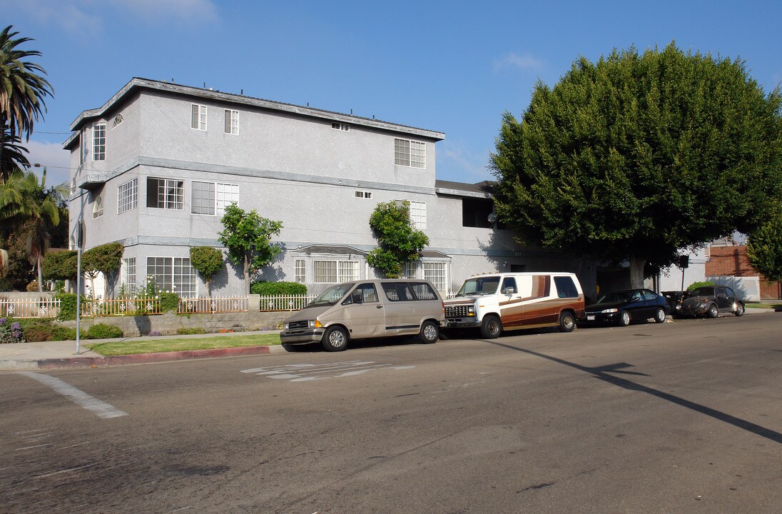 211 N Cedar Ave in Inglewood, CA - Foto de edificio