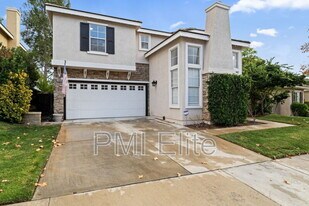 28654 Silverking Trail in Santa Clarita, CA - Building Photo
