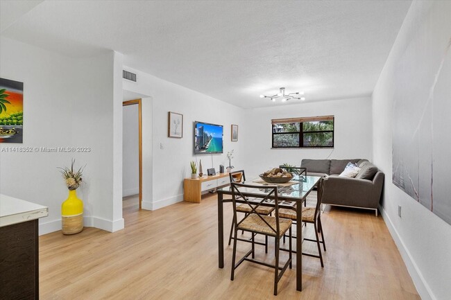 3522 NE 166th St-Unit -6 in North Miami Beach, FL - Foto de edificio - Building Photo