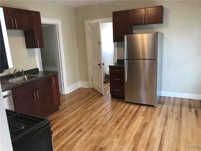 908 Burrstone Rd in Utica, NY - Building Photo - Building Photo