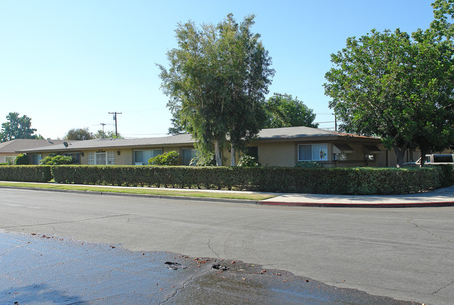 2102 E Westport Dr in Anaheim, CA - Foto de edificio - Building Photo