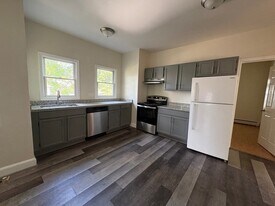 15 Oakes Ave, Unit 1 in Southbridge, MA - Building Photo
