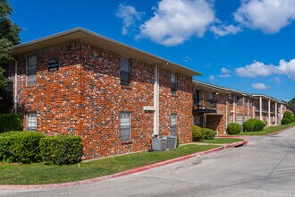 The Estates at Ridglea Hills in Fort Worth, TX - Building Photo - Building Photo