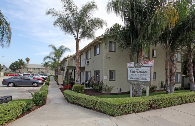 Park Terrace Apartments in El Cajon, CA - Foto de edificio - Building Photo