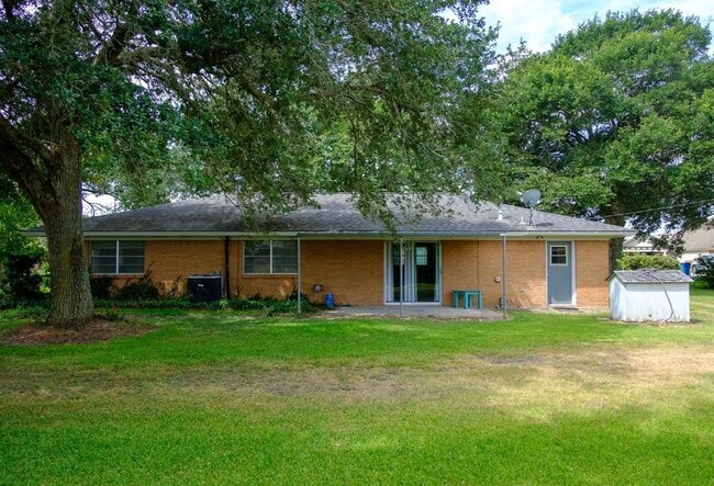 9231 Kostelnik St in Needville, TX - Building Photo - Building Photo