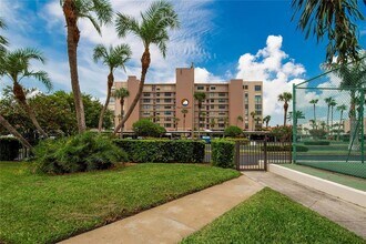 7700 Sun Island Dr S in South Pasadena, FL - Building Photo - Building Photo