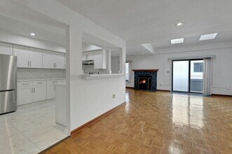806 Spinnaker Ct in Secaucus, NJ - Building Photo - Building Photo